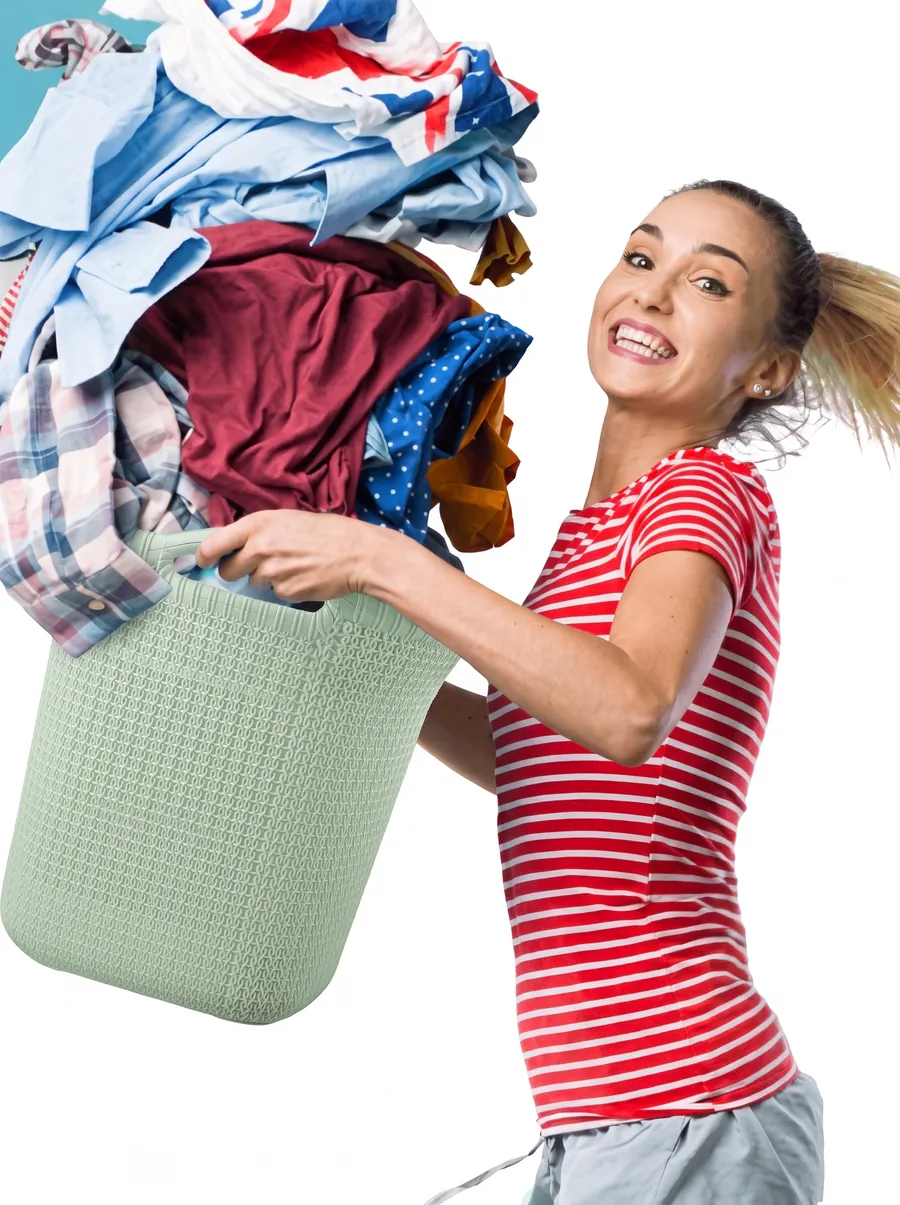 Cliente feliz con su canasta de ropa